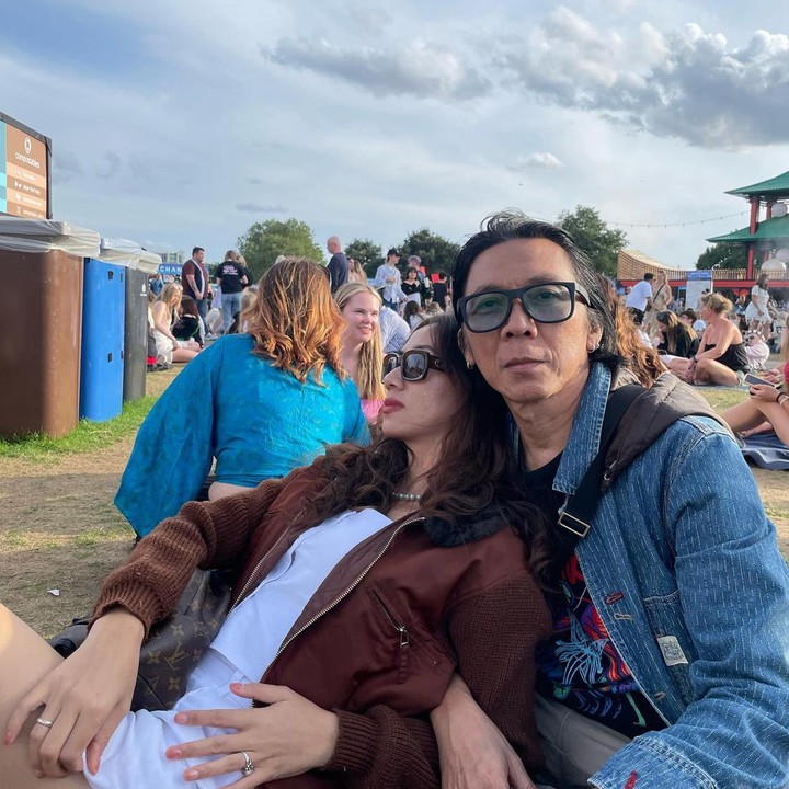 <p>Meski begitu, rumah tangga Bimbim dan Reny berjalan dengan haramonis. Selama 24 tahun bersama, pernikahan mereka jauh dari gosip miring. (Foto: Instagram @bimbimslank)<br /><br /></p>