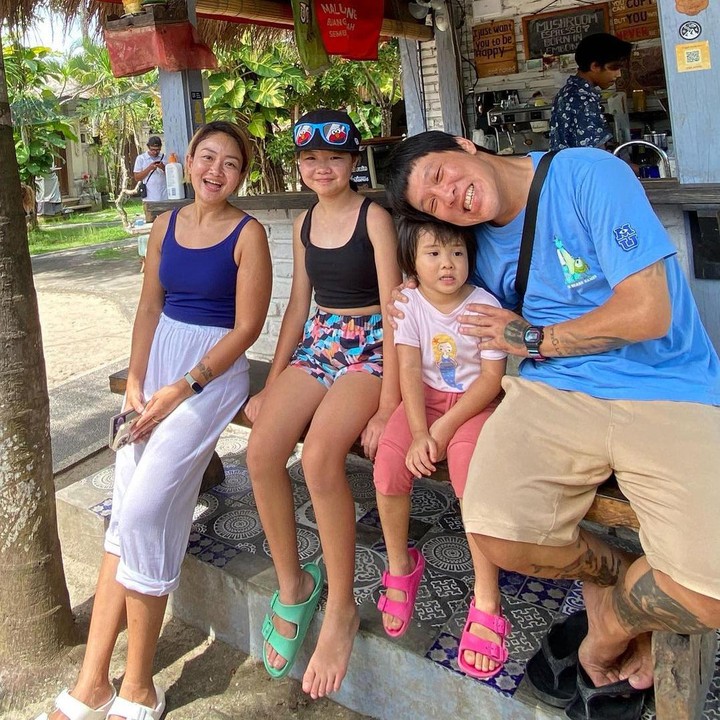 <p>Meski melewati pasang surut dalam rumah tangga, perniakahan Cipan dan suami terlihat harmonis dan bahagia, Bunda. Kini, pasangan yang sudah dikaruniai 2 orang anak perempuan ini hidup dengan tenang di Bali. (Foto: Instagram @pandasuper)<br /><br /><br /></p>