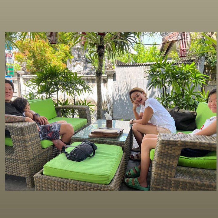 <p>Melalui akun Instagram pribadi, Cipan terhitung sering membagikan momen kesehariannya selama tinggal di Pulau Dewata. Selain melakukan pekerjaan, ia juga menunjukkan keseruan berlibur bareng suami dan anak-anak. (Foto: Instagram @pandasuper)<br /><br /><br /></p>