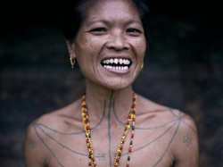Mengenal Lebih Dekat Tradisi Kerik Gigi Bagi Para Perempuan Suku Mentawai