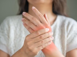 Nggak Cuma Nyeri, Ini 6 Gejala Rematik pada Wanita yang Harus Diwaspadai