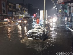 Jalan Sekitar ITC Roxy Jakbar Tergenang, Lalu Lintas Tersendat