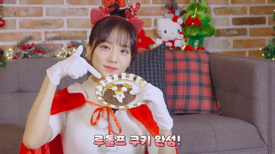 Jisoo BLACKPINK Tebar Keceriaan Natal dengan Bagikan Kue