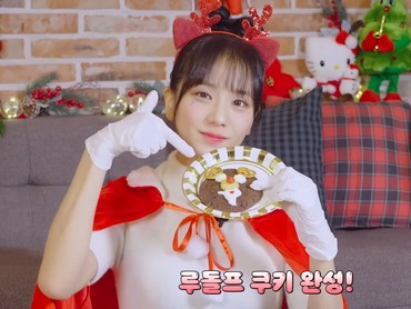 Jisoo BLACKPINK Tebar Keceriaan Natal dengan Bagikan Kue