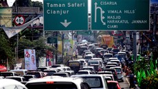 Bus Pariwisata Terperosok, Lalin Jalan Raya Cianjur Puncak Macet Parah
