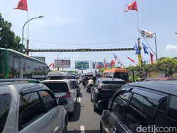 Kendaraan Masuk Malioboro Mengular hingga Jalan Abu Bakar Ali Siang Ini