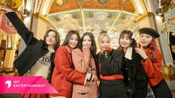 Lirik Lagu All I Want for Christmas Is You (Cover) - Weeekly