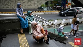 FOTO: Jalan-jalan Menikmati Libur Natal di Bundaran HI