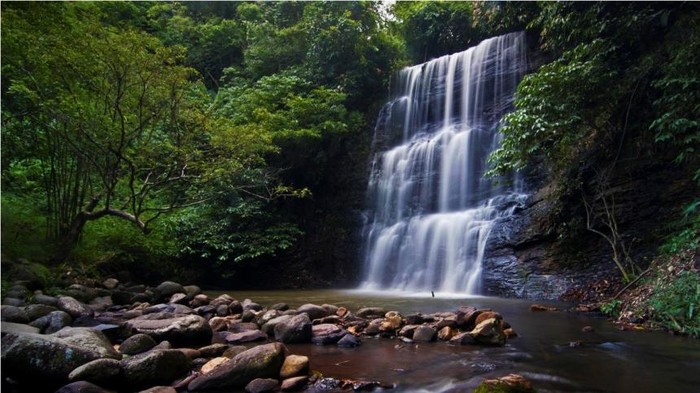 Pemandangan air terjun Perigi yang ada di Lahat menjadi wisata liburan warga lokal hingga pelancong. Pemandangan air terjun Perigi yang ada di Lahat menjadi wisata liburan warga lokal hingga pelancong.