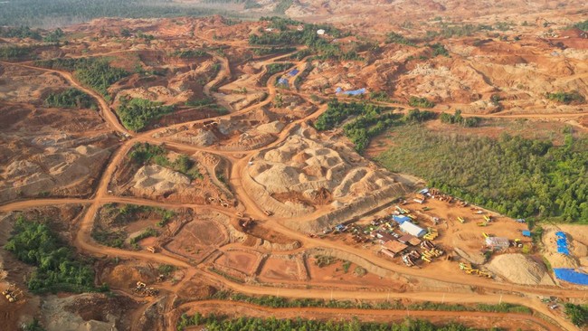Karyawan HR PT ZHN, salah satu tenant di kawasan industri IMIP diberhentikan buntut aksinya meneriaki calon karyawan merokok  dengan kata 'sampah'.