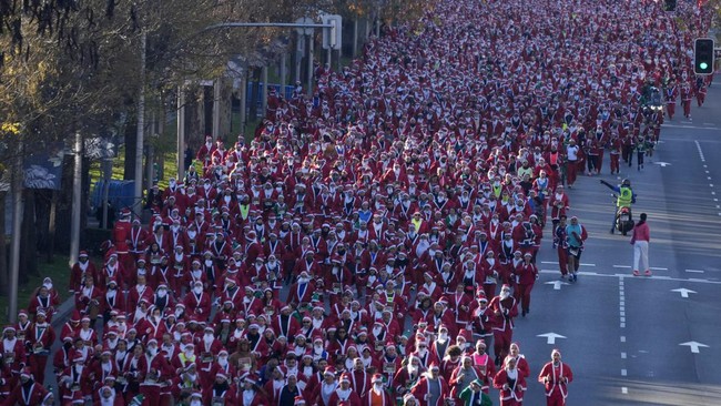 FOTO: Ribuan Santa Berlari di Jalanan Madrid
