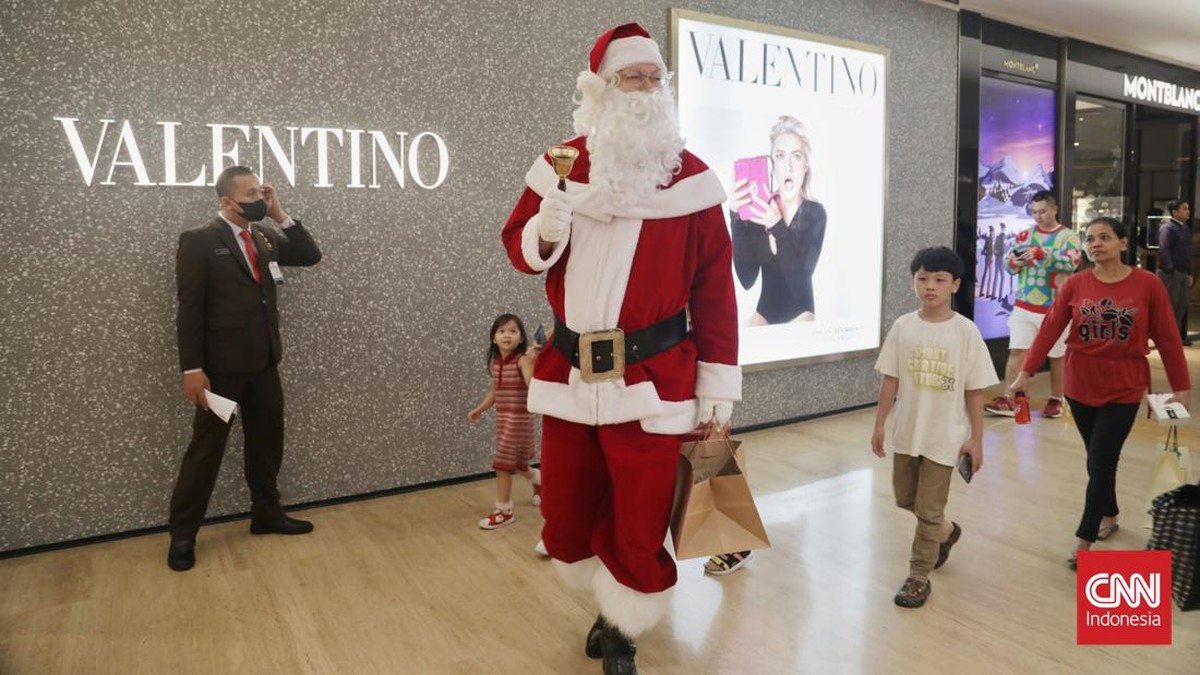 FOTO: Santa Claus Menghibur Pengunjung Mall saat Libur Natal