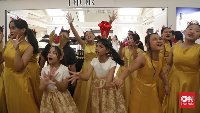 FOTO: Santa Claus Menghibur Pengunjung Mall saat Libur Natal