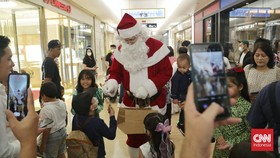 FOTO: Santa Claus Menghibur Pengunjung Mall saat Libur Natal