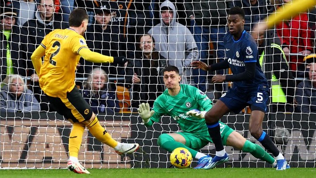 Manchester United jadi tim yang merana di Liga Inggris musim ini namun sejatinya Chelsea jauh lebih menderita.