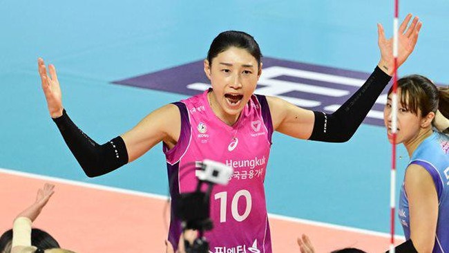 Bintang Pink Spiders Kim Yeon-koung sempat terlihat emosi saat kalah dari Red Sparks dalam laga putaran keenam Liga Voli Korea, Sabtu (24/2).