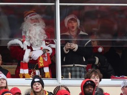 Orang Tua Taylor Swift Ngobrol Bareng Ayah Travis Kelce, Sudah Dapat Restu?