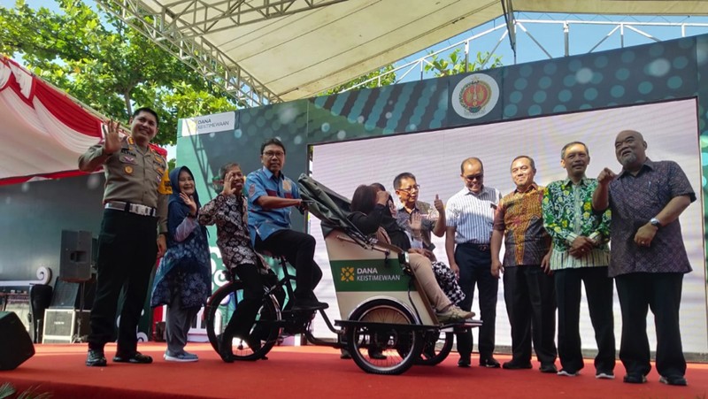Pemerintah Daerah Istimewa Yogyakarta (DIY) melalui Dinas Perhubungan Daerah Istimewa Yogyakarta (DIY) menerima 50 becak listrik dari Selis.