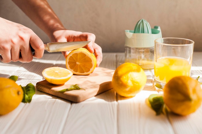 Air Lemon Hangat/ Foto : Freepik/ Freepik
