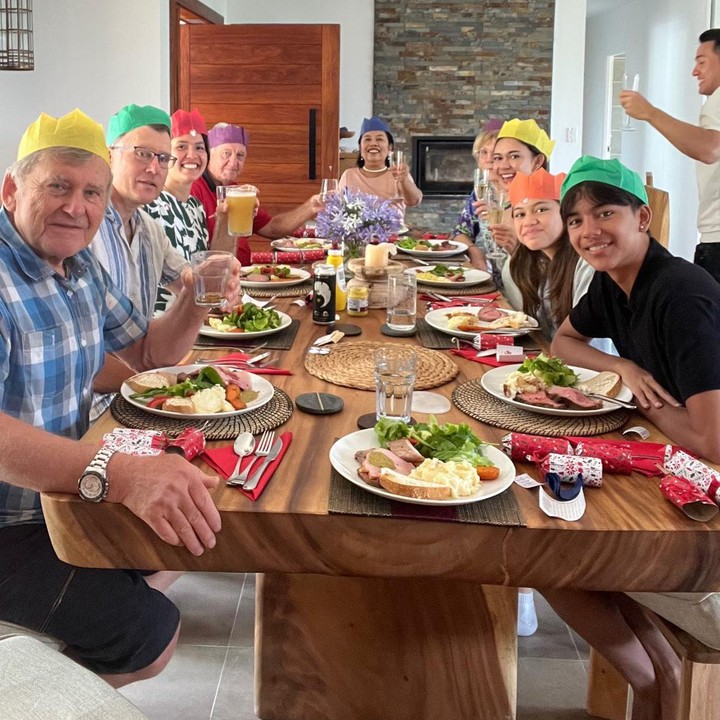 <p>Pasangan artis Nana Mirdad dan Andrew White memboyong kedua anak mereka ke Australia, kampung halaman Andrew. Mereka menghabiskan momen Natal di rumah saudara perempuan Andrew, Bunda. Selain makan siang bersama, keluarga Nana dan Andrew juga menjalani tradisi tukar kado Natal. (Foto: Instagram @nanamirdad_)</p>