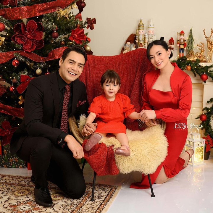<p>Asmirandah dan suaminya, Jonas Rivanno, terbang ke Amerika Serikat untuk merayakan Natal bersama putri semata wayang mereka, Chloe. Keluarga kecil ini menjalankan ibadah perayaan Natal di Philadelphia, lalu dilanjutkan di New York. (Foto: Instagram @asmirandah89)</p>