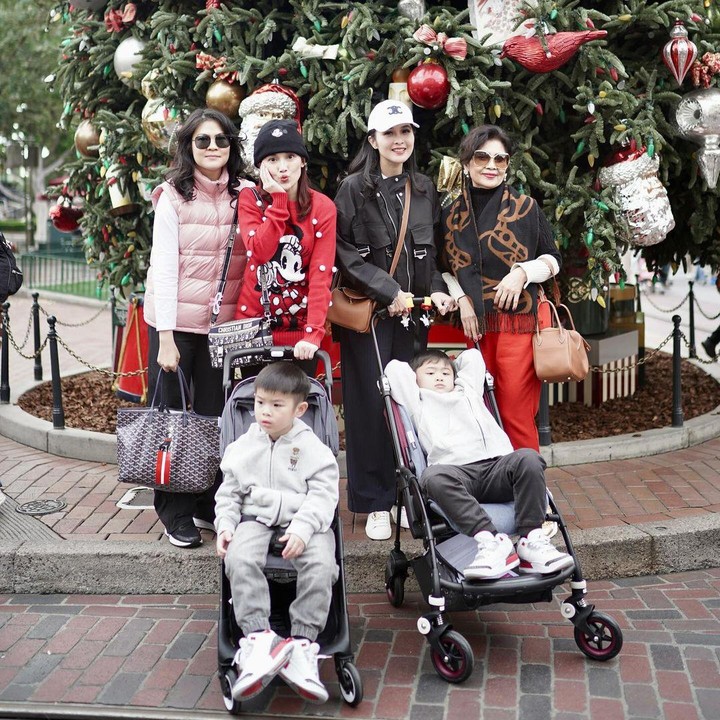 <p>Artis Sandra Dewi merayakan Natal tahun ini di Amerika Serikat, bersama keluarganya. Sandra membagikan potret saat ia dan keluarga tengah menghabiskan momen libur Natal di Disney California Adventure Park, Los Angeles, Amerika Serikat. "Merry Christmas," tulis Sandra sebagai keterangan fotonya. (Foto: Intagram @sandradewi88)</p>