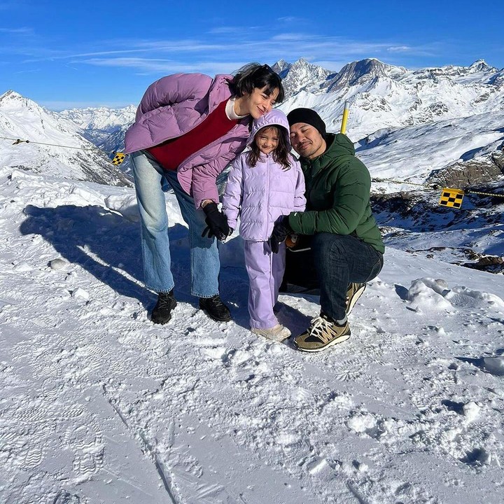 <p>Pasangan artis yang juga merayakan Natal di luar negri adalah Chicco Jerikho dan Putri Marino. Keduanya pergi ke Swiss untuk menikmati libur akhir tahun da Natal bersama putri semata wayang mereka, Surinala Carolina Jarumilind. Chicco membagikan potret saat ia dan keluarganya menikmati salju di Matterhorn Glacier Paradise di Swiss. (Foto: Instagram @chicco.jerikho)</p>