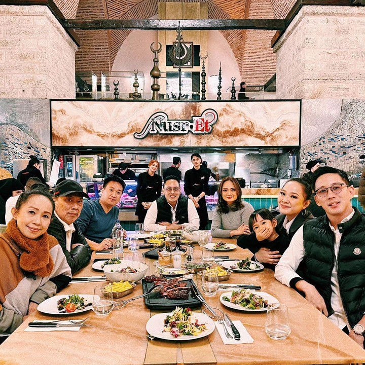 <p>Artis dan presenter Yuanita Christiani pergi ke Istanbul, Turki, untuk meratakan Natal 2023 bersama keluarganya. Yuanita mengisi hari Natal dengan makan bersama keluarganya di sana. Ia juga membagikan beberapa momen saat jalan-jalan di Turki, Bunda. (Foto: Instagram @yuanitachrist)</p>