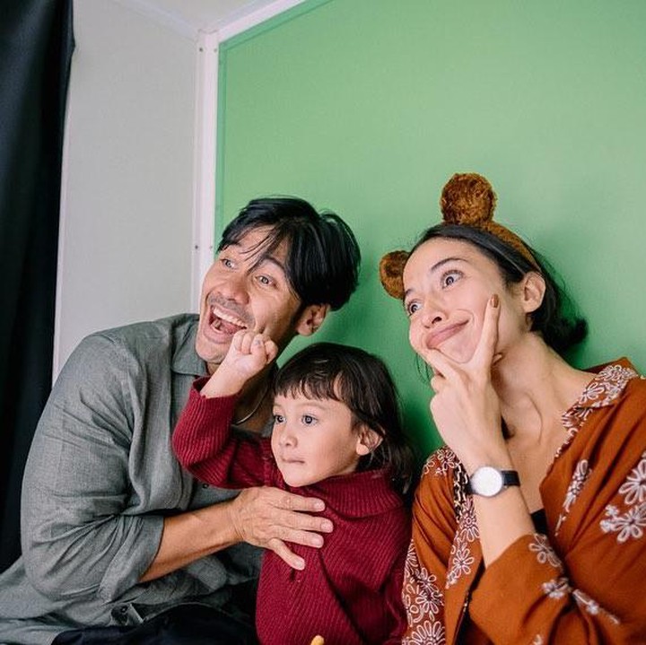 <p>Chicco biasanya membagikan potret kebersamaan dengan istri dan anak di momen-momen penting, seperti hari ulang tahunnya atau perayaan ulang tahun Surinala, Bunda. (Foto: Instagram @chicco.jerikho)</p>