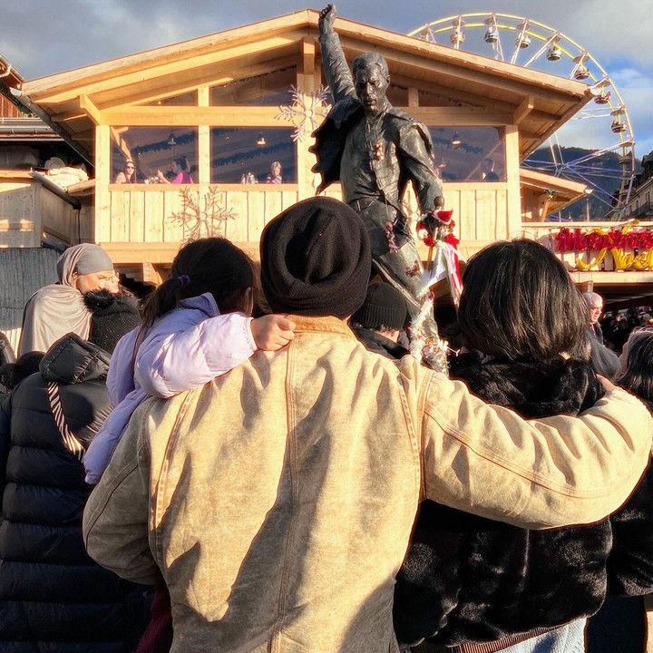 <p>Saat di Swiss, Chicco dan Putri juga mengunjungi Freddie Mercury Statue di kota Montreux. Chicco terlihat menggendong putrinya sambil merangkul sang istri, dan ketiganya kompak melihat ke arah Freddie Mercury Statue. (Foto: Instagram @chicco.jerikho)</p>