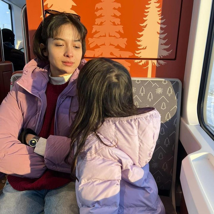 <p>Dalam satu potret, Chicco membagikan foto Putri dan Surinala yang tengah duduk di transportasi umum. Surinala tampaknya sangat antusias dengan libur Natal kali ini, Bunda. (Foto: Instagram @chicco.jerikho)</p>