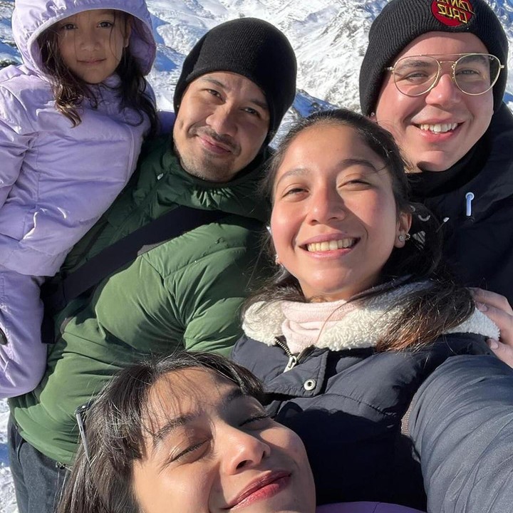 <p>Chicco dan Putri tak hanya menghabiskan libur Natal bertiga bersama sang putri. Pasangan yang menikah pada 3 Maret 2018 ini juga berlibur bersama keluarga, Bunda. (Foto: Instagram @chicco.jerikho)</p>