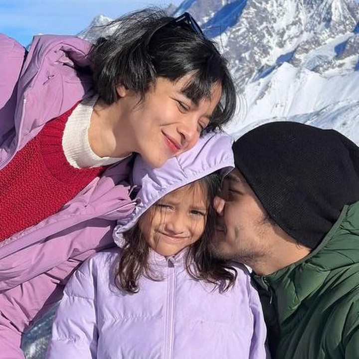 <p>Dalam salah satu potret, Chicco dan Putri tampak sedang menikmati pemandangan penuh salju di Matterhorn Glacier Paradise di Swiss. Putri dan Surinala kompak mengenakan jeket berwarna ungu, sedangkan Chicco memakai jaket berwarna hijau. (Foto: Instagram @chicco.jerikho)</p>