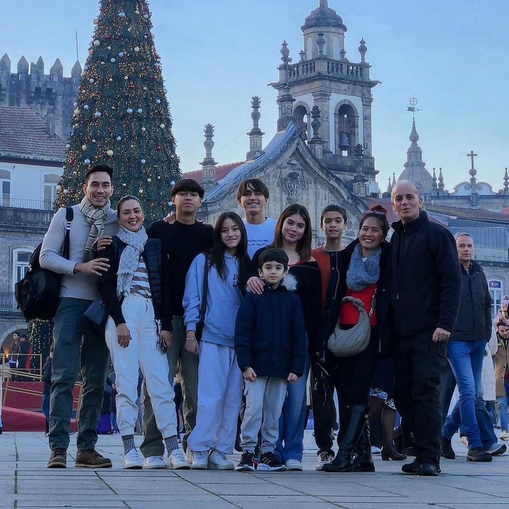 <p>Pasangan artis Donna Agnesia dan Darius Sinathrya menghabiskan momen Natal di Portugal bersama ketiga anak mereka. Donna dan Darius terbang ke Eropa tak hanya untuk merayakan Natal, tapi juga mengunjungi kedua putra mereka yang sedang sekolah sepakbola di Prancis. "Untuk semua saudaraku yang merayakan, kami keluarga Sinathrya & keluarga Calle mengucapkan Selamat Hari Natal, semoga damai & kasih Tuhan selalu menyertai kita semua. Salam hangat dari Braga, Portugal," tulis Darius di akun Instagramnya. (Foto: Instagram @darius_sinathrya)</p>