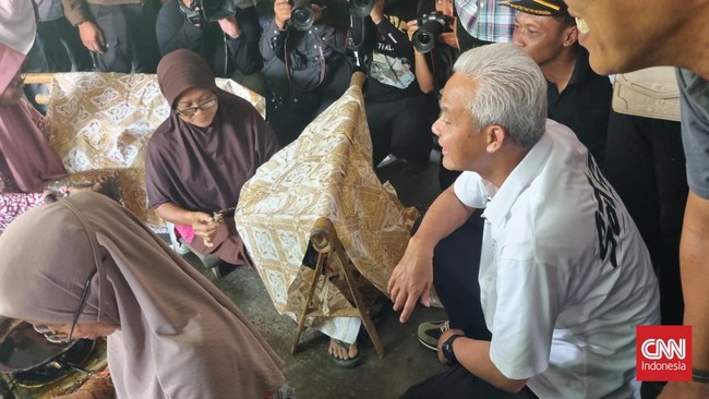 Calon Presiden nomor urut 3 Ganjar Pranowo menganggap para perajin batik perlu menjalin relasi dengan desainer agar ada kerjasama bisnis yang menjanjikan.