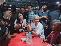 Momen Ganjar Nongkrong di Angkringan Klaten, Pesan Nasgor-Teh Jahe