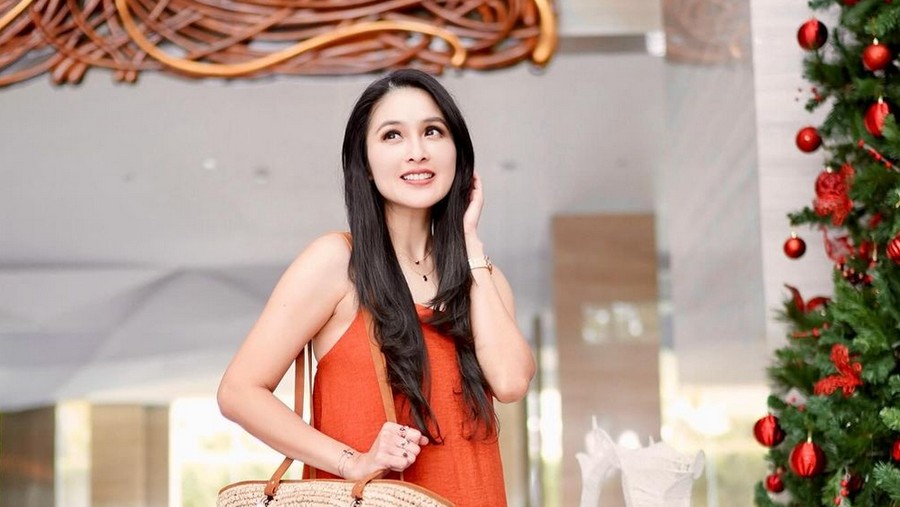 Gaya Artis Pakai Baju Merah Rayakan Natal Sandra Dewi.
