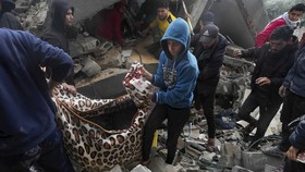 FOTO: Israel Gempur Kamp Pengungsi Maghazi