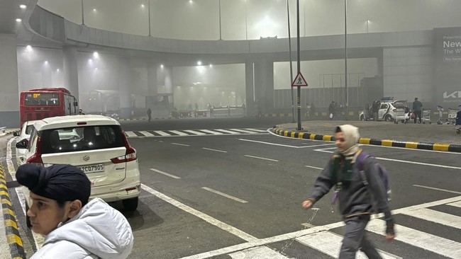FOTO: Kabut Tebal Selimuti Kota New Delhi
