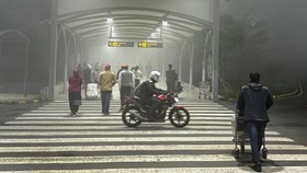 FOTO: Kabut Tebal Selimuti Kota New Delhi
