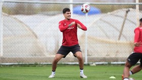 Indonesia vs Irak: Shayne Pattynama Pamer Foto Terbang ke Qatar