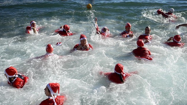 FOTO: Tradisi Lomba Renang Natal di Pelabuhan Barcelona