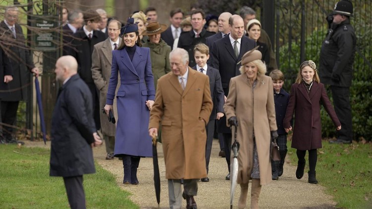 Britain's Kate, Princess of Wales, Princess Charlotte, Prince George, William, the Prince of Wales, Prince Louis and Mia Tindall arrive to attend the Christmas day service at St Mary Magdalene Church in Sandringham in Norfolk, England, Monday, Dec. 25, 2023.(AP Photo/Kin Cheung)