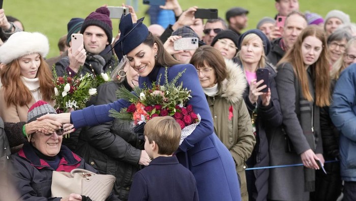 Britain's Kate, Princess of Wales, Princess Charlotte, Prince George, William, the Prince of Wales, Prince Louis and Mia Tindall arrive to attend the Christmas day service at St Mary Magdalene Church in Sandringham in Norfolk, England, Monday, Dec. 25, 2023.(AP Photo/Kin Cheung)