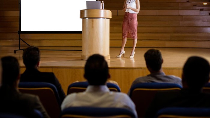 public speaking/freepik.com/wavebreakmedia_micro