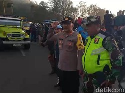Polisi Rekayasa Jalur Penanjakan Bromo untuk Tangani Kemacetan
