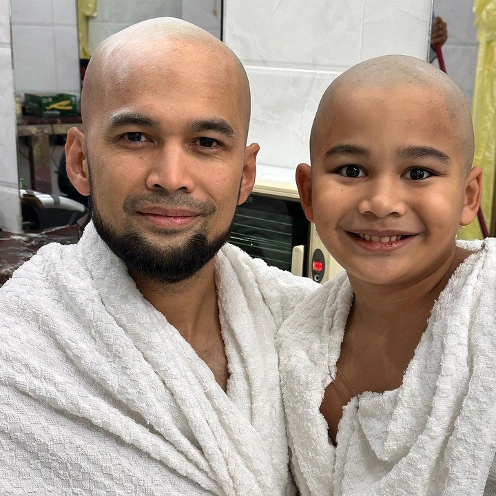 <p>"<em>MasyaAllah tabarakallah</em>. Salah satu tantangan ketika umrah adalah mencoba meyakinkan Adam untuk tahalulnya botak gundul. Tapi <em>ahamdulillah</em> atas izin Allah Adam akhirnya memutuskan untuk botak dengan alasan agar didoakan Rasulillah Shollallahu 'alaihi wasallam 3x, sedangkan yg tidak botak gundul hanya 1x. Semua karena Allah mudahkan," cerita Teuku seraya mengunggah potret Adam yang sudah botak. (Foto: Instagram: @shireensungkar & @teukuwisnu)</p>