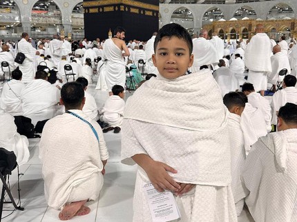 Intip 5 Potret Shireen Sungkar & Teuku Wisnu Ajak Si Sulung Adam Umrah