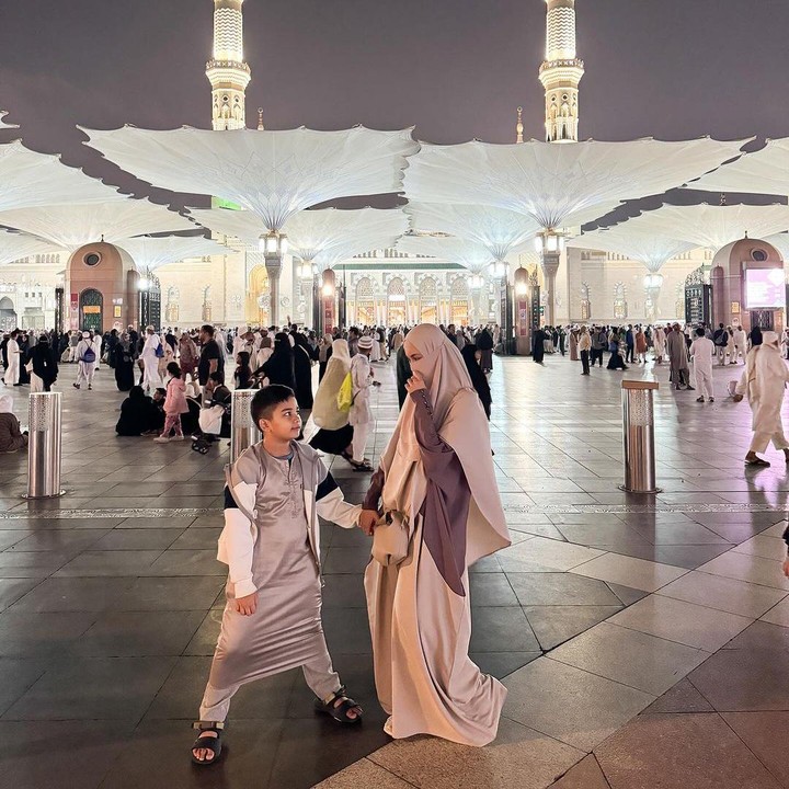 <p>"<em>Alhamdulillah</em>. Kalau bukan karena Allah, enggak mungkin bisa di sini. Semoga Allah mudahkan. <em>Masya Allah tabarakallah</em>," tulisnya pada laman Instagram. (Foto: Instagram: @shireensungkar & @teukuwisnu)</p>
