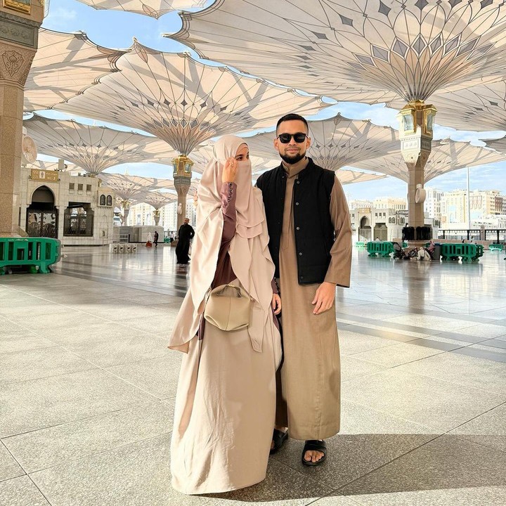<p>Pasangan Shireen Sungkar dan Teuku Wisnu tengah menjalankan ibadah umrah, Bunda. Keduanya pun kerap mengunggah potret kebersamaan pada laman media sosial. (Foto: Instagram: @shireensungkar & @teukuwisnu)</p>